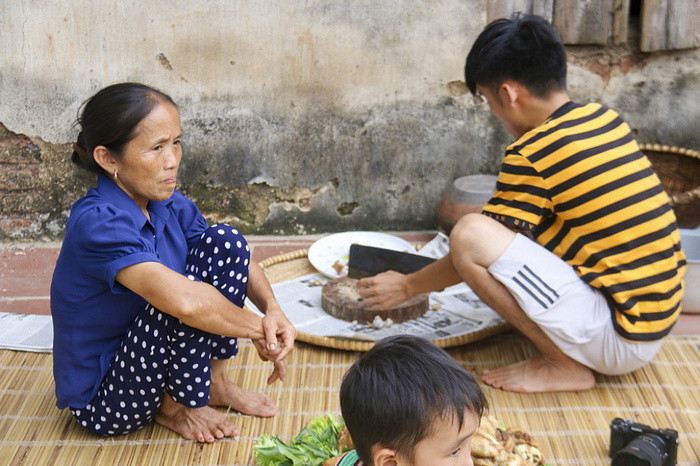 Bà Tân Vlog còn khiến không ít người phải sốc khi tuyên bố “họ đồn kênh YouTube của tôi mỗi tháng được 800 triệu nhưng tôi được 2 tỷ cơ”.