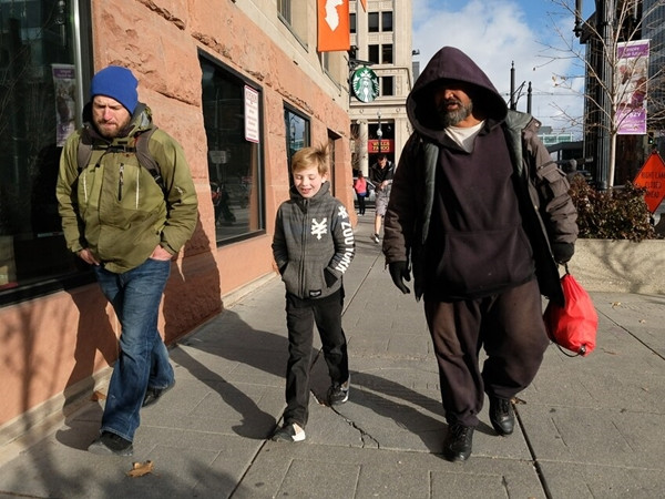 Chase và bố mời một người vô gia cư (bên phải) đi ăn trưa.
