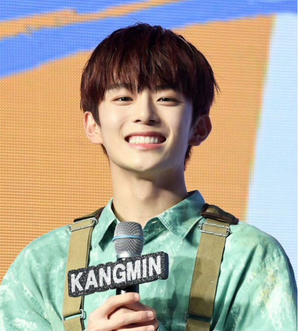 Nhưng khi cười rạng rỡ, Kangmin vẫn là một cậu nhóc tuổi 16 mà thôi!