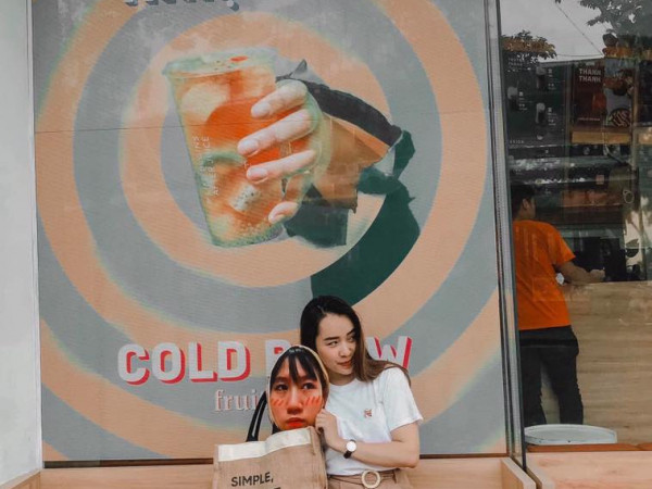 Nhìn bên kia đi, có một anh đẹp trai lắm nè!