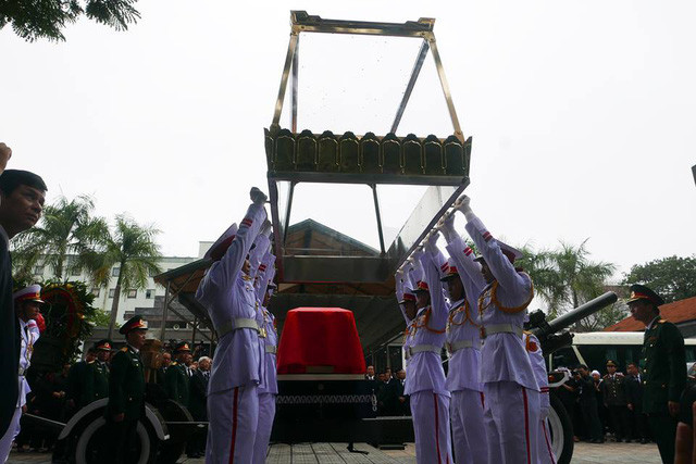 Linh cữu Chủ tịch nước Trần Đại Quang được đặt trong lồng kính trên linh xa chuẩn bị di chuyển qua các tuyến phố của Hà Nội.