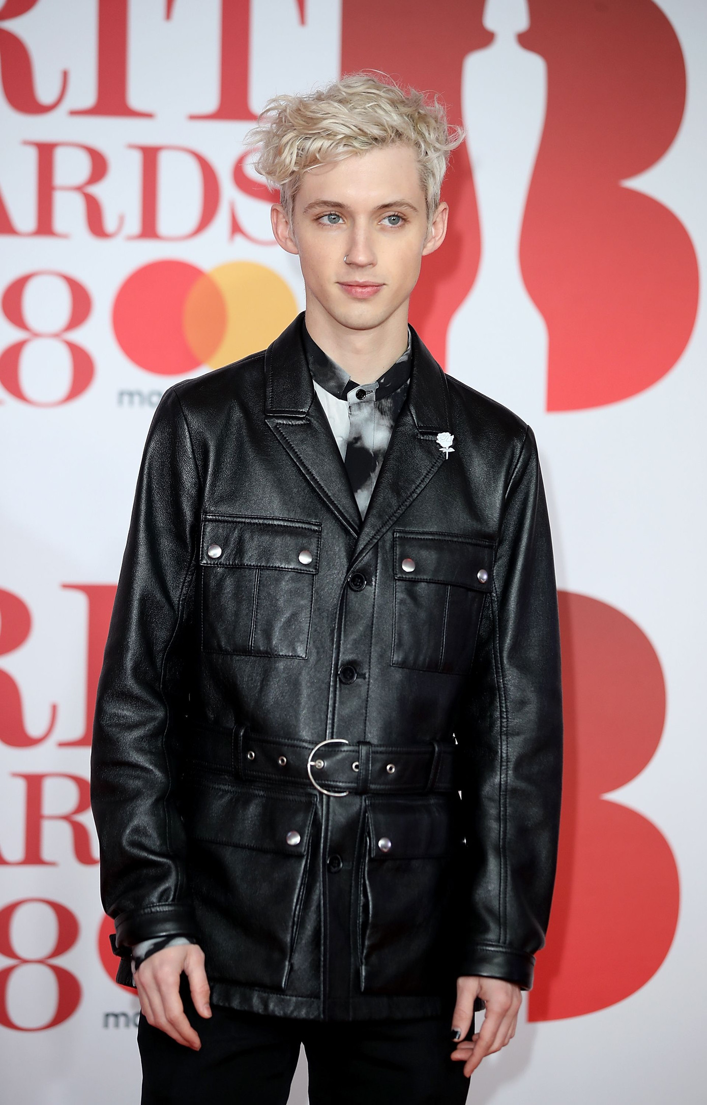 Troye Sivans cá tính với áo khoác da.