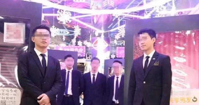 Hầu hết các chàng trai đều là sinh viên đại học làm thêm.