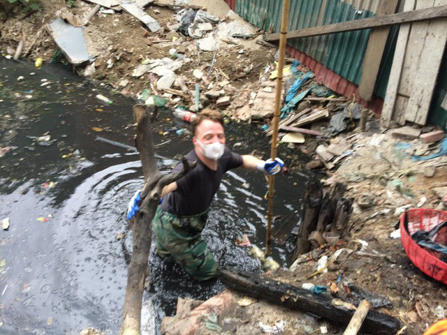 Trước đó, hình ảnh James mặc quần nilon, đeo khẩu trang "đằm" mình dưới cống bẩn để dọn rác thải được nhiều người chia sẻ trên mạng xã hội