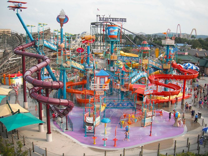 Mê cung cầu trượt và vòi phun nước trong công viên giải trí Hershey ở Pennsylvania (Mỹ).