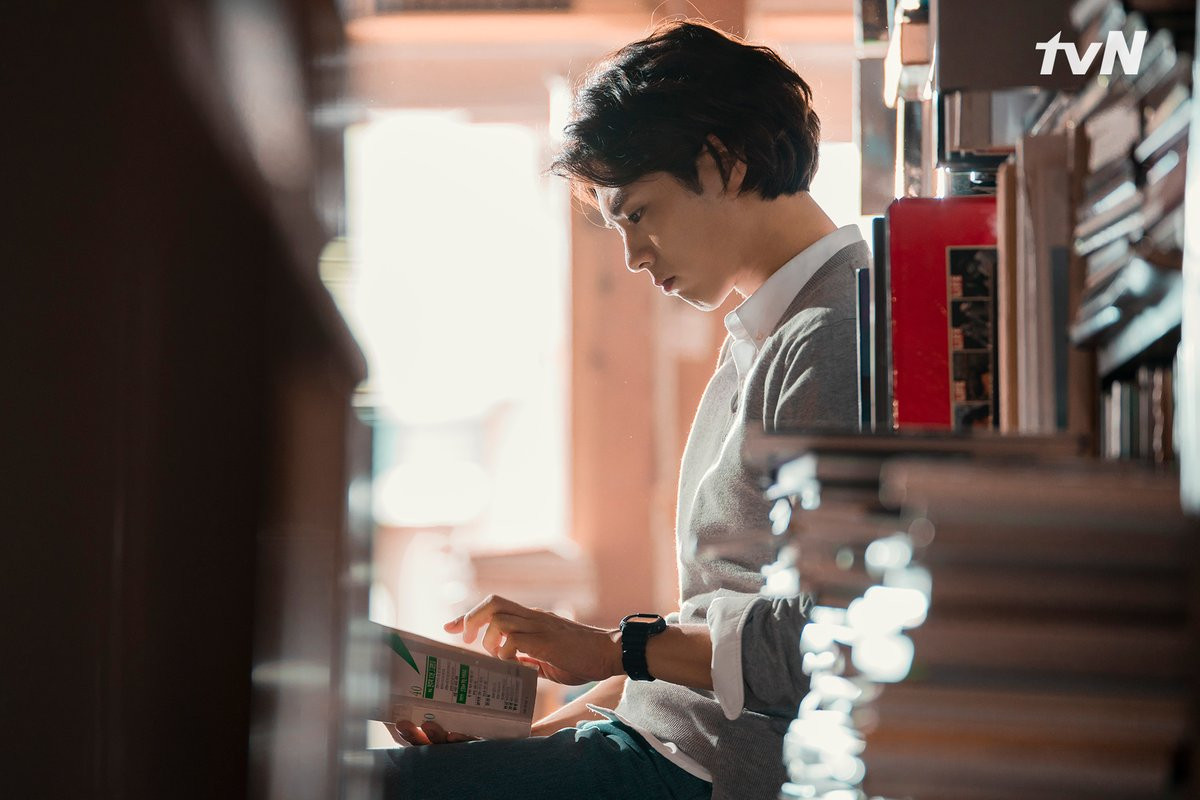 Thế này thì còn ai nói Jin Hyuk là trai nghèo nữa không? Anh chàng là thiếu gia giả dạng đấy mà.