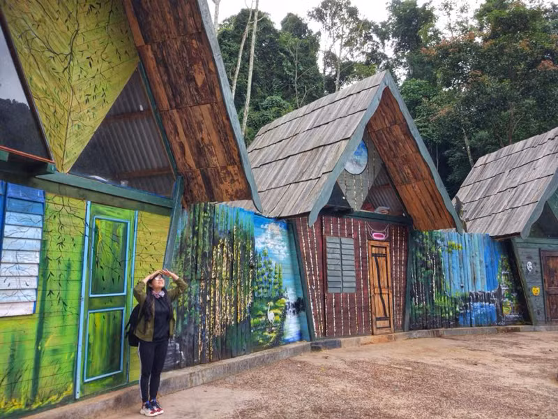 Những ngôi nhà sặc sỡ. (Ảnh: Đinh Thị Diễm Hằng)