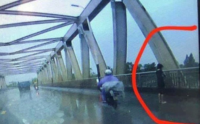 V.A trước khi nhảy cầu, ảnh do camera hành trình ô tô ghi lại.