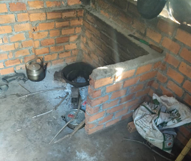 Hình ảnh một góc bếp đơn sơ của gia đình chàng trai trẻ.