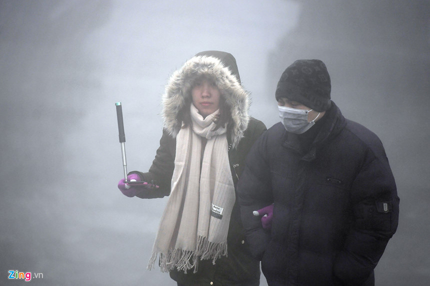 Sương mù dày đặc gây khó khăn cho việc ngắm cảnh và chụp ảnh.