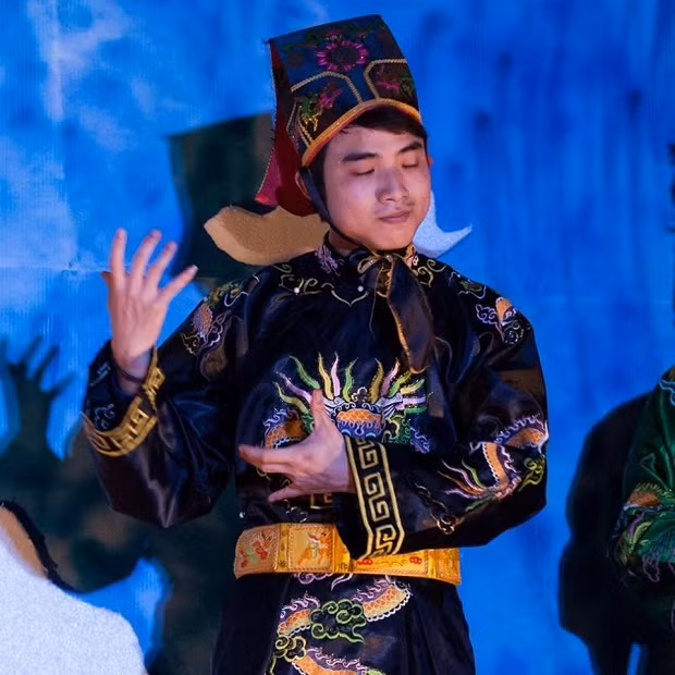 Chàng lập trình viên hóa thân đa dạng mỗi khi lên sân khấu.