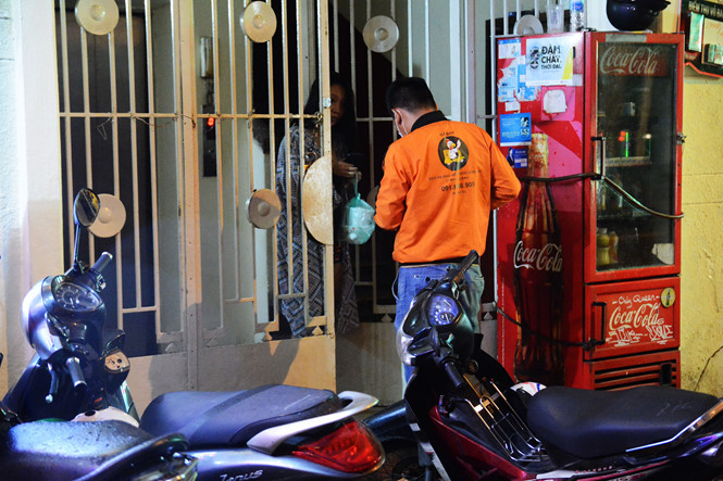 Anh Long cho biết: "Làm cả lễ, Tết sẽ có lương tăng gấp ba nhưng nhiều rủi ro, như mùng 2 Tết vừa rồi, tôi bị thủng lốp trong khi làm việc nhưng người ta nghỉ Tết hết, vậy là dắt bộ hơn 5 cây số". Ảnh: HOÀI NHÂN.