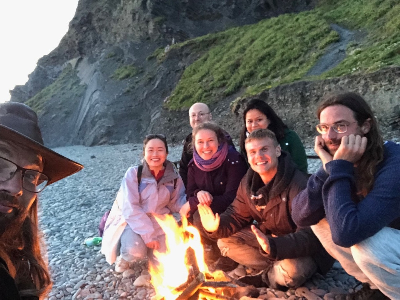 Sưởi ấm bên ngọn lửa hồng cùng đồng đội đáng yêu và ngắm phong cảnh tuyệt đẹp