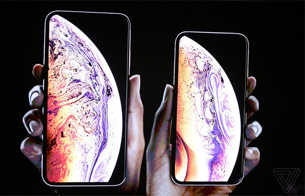 iPhone Xs Max (trái) và Xs.