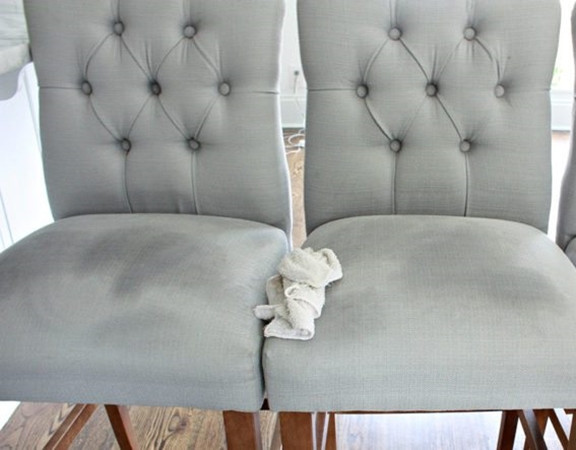 Bột baking soda pha nước có thể làm sạch rất nhiều loại vết bẩn, nhất là vết bẩn ướt.