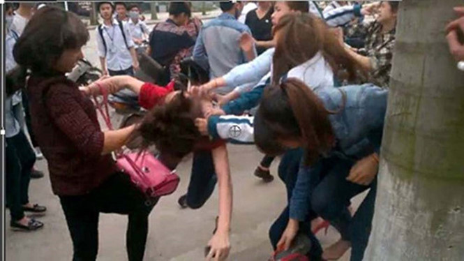 Nhiều vụ bạo lực học đường xảy ra có sự tham gia của học sinh chưa ngoan. ẢNH:CẮT TỪ CLIP.