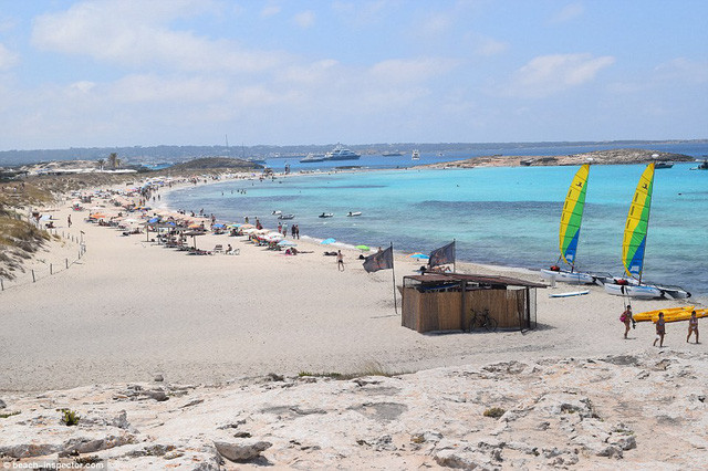 Nước tại Formenteras Playa de ses Illetes ở Tây Ban Nha mang nhiều sắc thái xanh hơn trong bảng màu của các họa sĩ.
