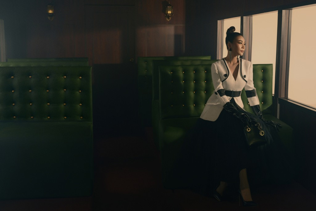 Không gian nhỏ nhắn của studio bỗng trở thành khoang tàu với sự sắp đặt ánh sáng diệu kỳ, bố cục tối giản nhưng tạo nên background vừa vặn để làm bật chủ thể.