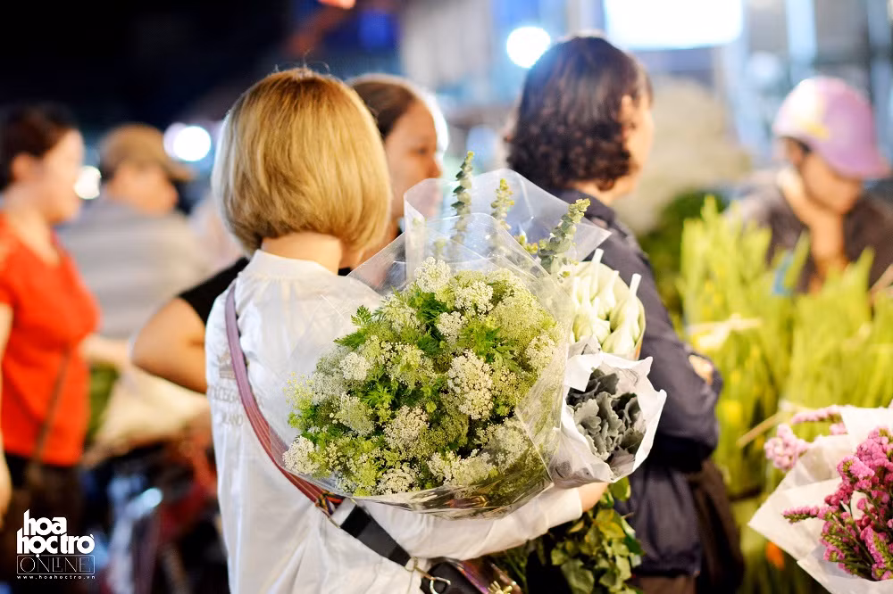 Ngoài việc mua hoa thì rát nhiều bạn trẻ tới để thăm quan, chụp ảnh phiên chợ đẹp nhất Hà thành.