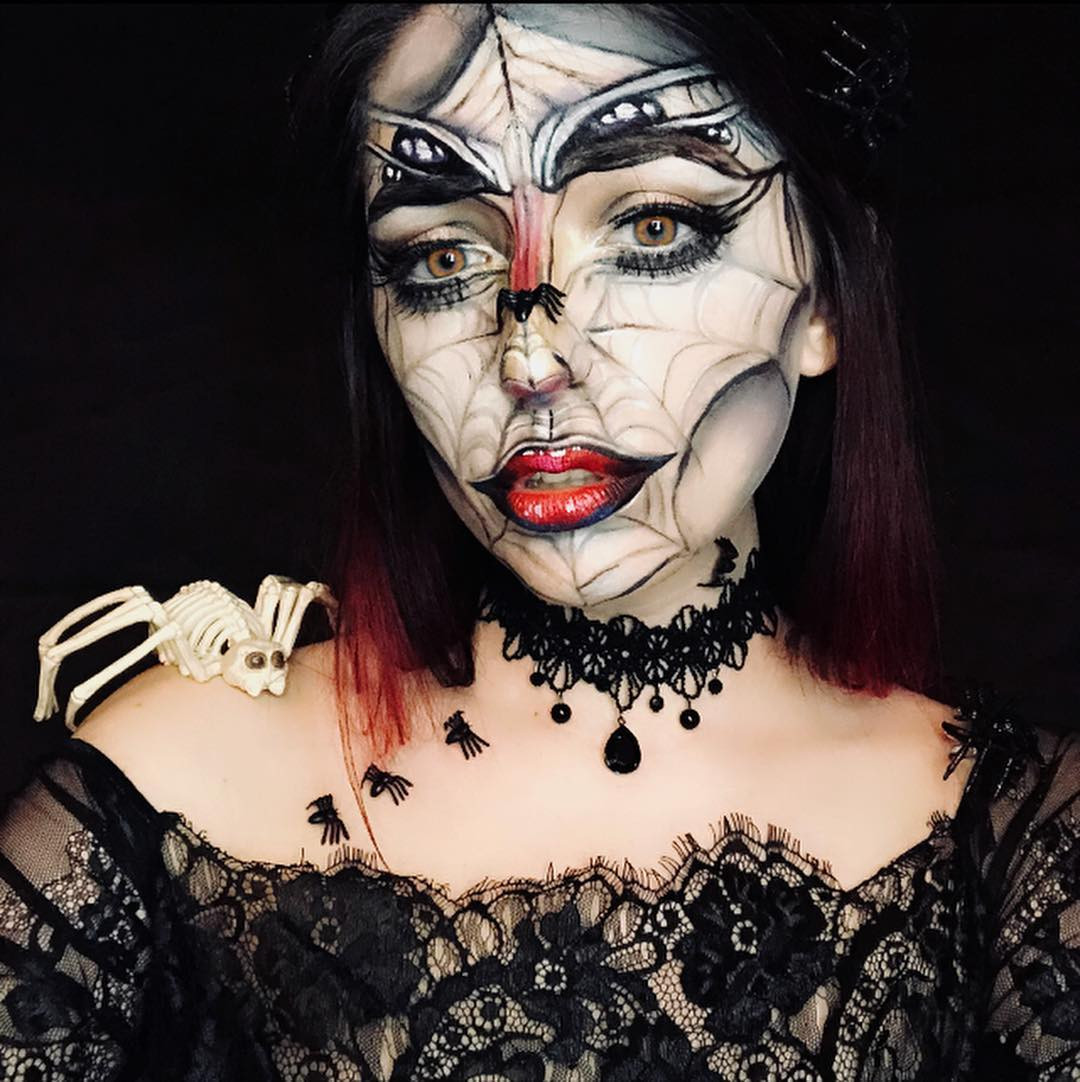 Hay một mặt nạ mạng nhện siêu lớn như thế này! (Ảnh: @ashlalalaleiii)