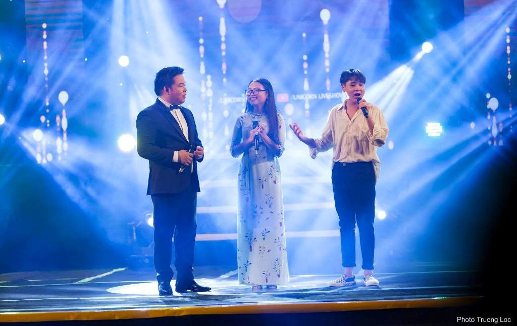 Phương Mỹ Chi diện áo dài nữ tính, hát trong liveshow của ca sĩ Quang Lê ảnh 8