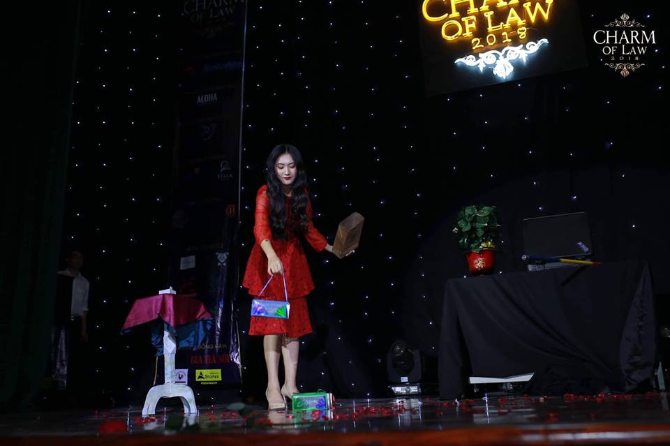 Tiết mục ao thuật vô cùng kì bí và hấp dẫn của thí sinh Tạ Ngọc Mai Trang.