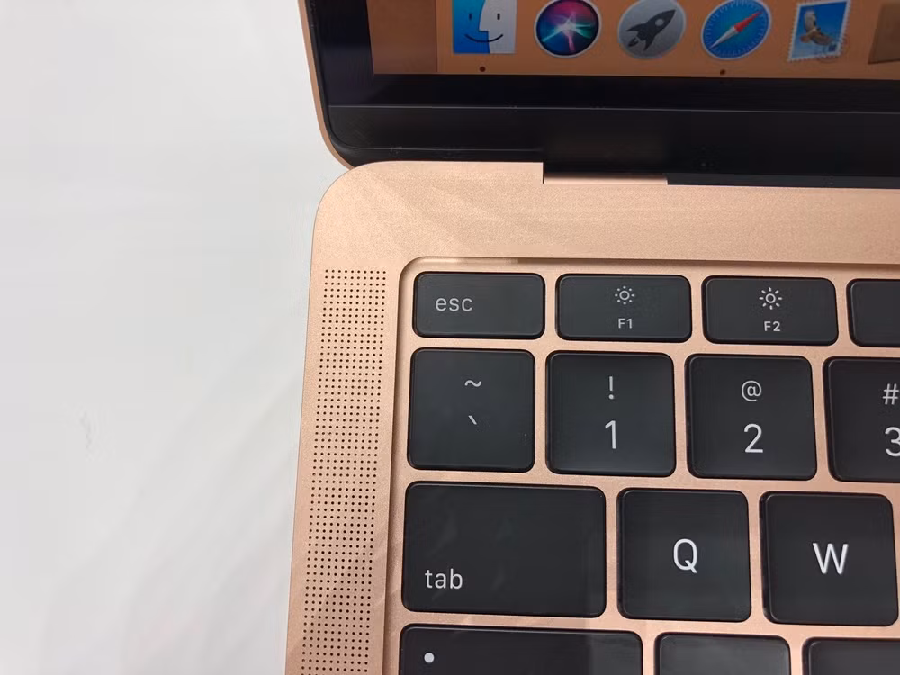 Đặc biệt, Macbook Air 2018 có phím Escape (esc), trong khi các sản phẩm Mac Pro thì không.