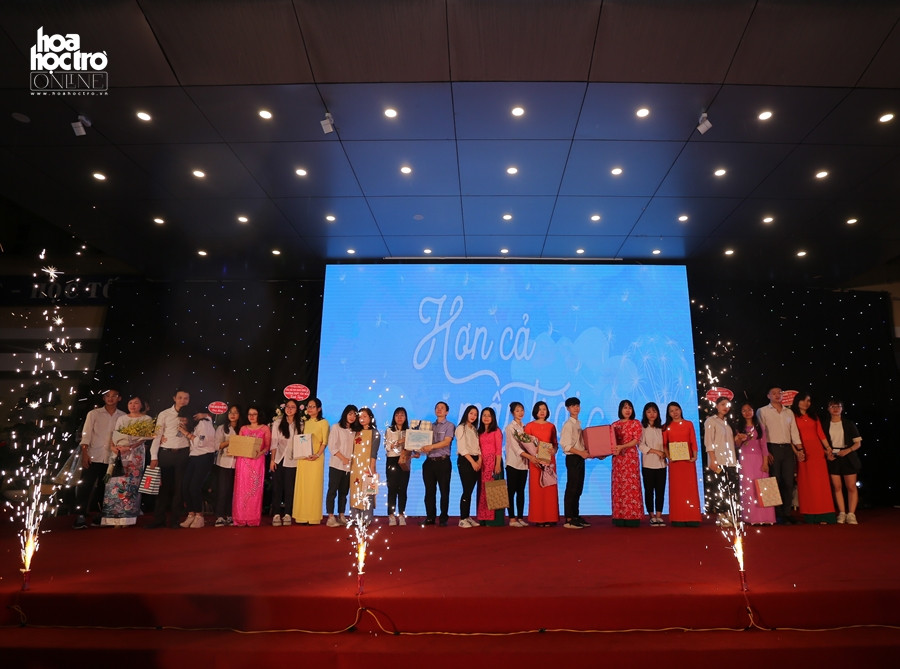 Đại diện 12 lớp trao tặng thầy cô chủ nhiệm những món quà ý nghĩa. Đại diện 12 lớp trao tặng thầy cô chủ nhiệm những món quà ý nghĩa.