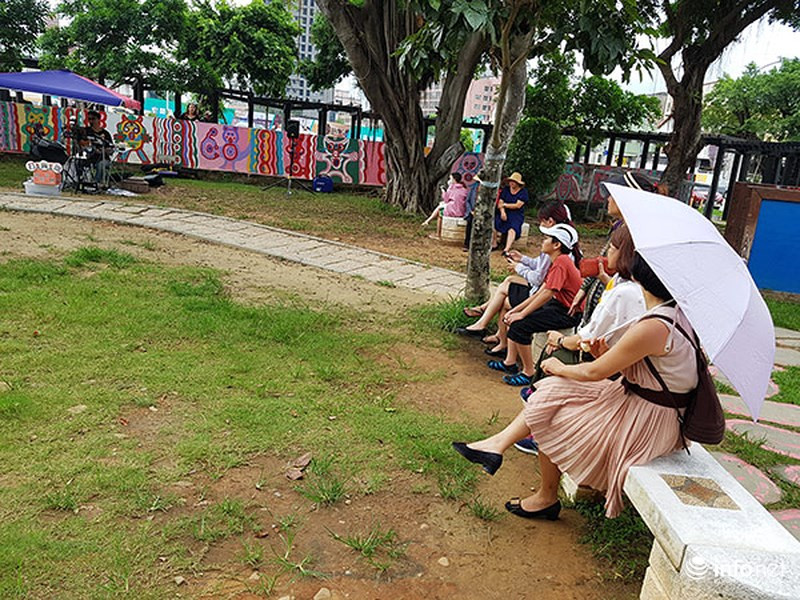 ngồi nghỉ mát dưới bóng cây cổ thụ...