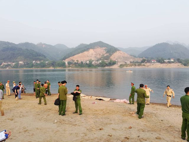 Đến 16h30, lực lượng chức năng đã tìm vớt được thi thể cả 8 cháu.