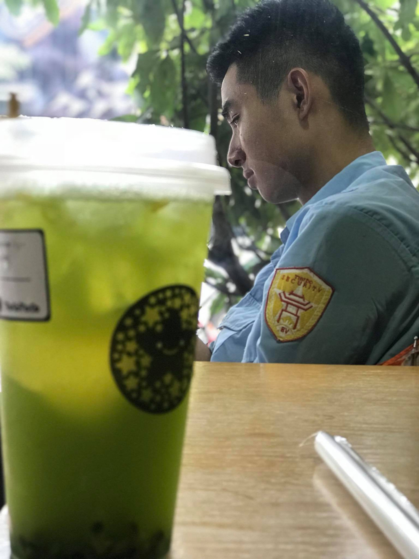 Bảo vệ quán trà sữa nhà người ta, xem hoạt hình thôi mà cũng thần thái ngời ngời, khiến chị em không thể không yêu cho được!