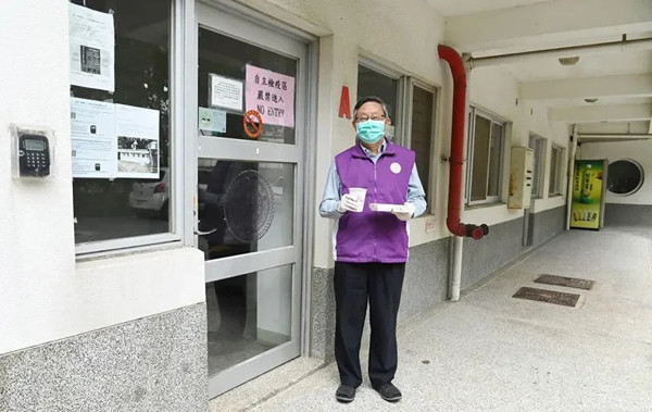 Thầy mang thức ăn, trái cây và nhu yếu phẩm cần thiết đến cho sinh viên.