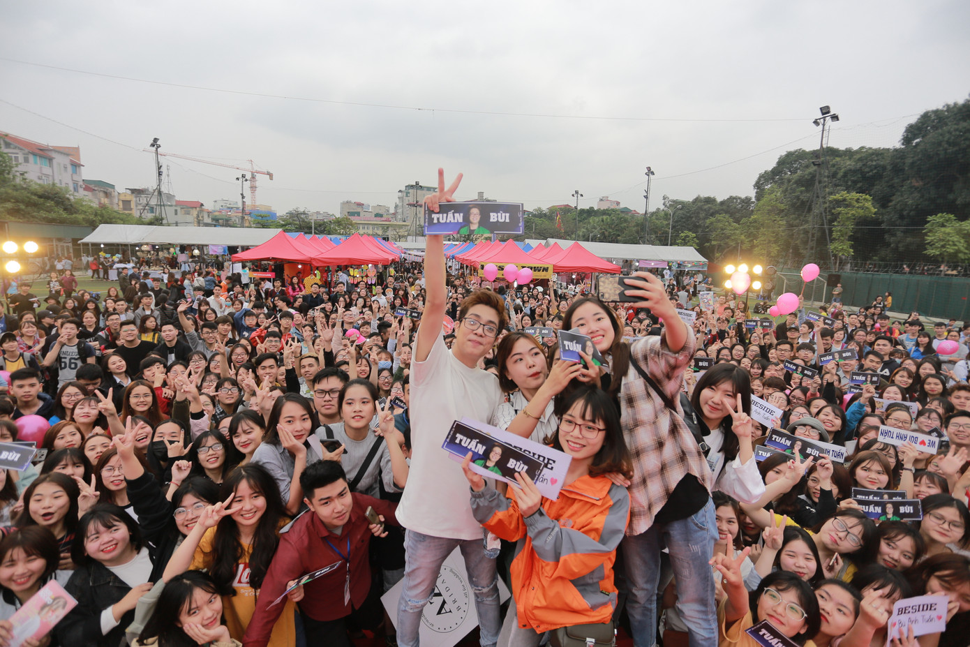 Giới trẻ Hà Nội thỏa thích mua sắm chào Hè cùng "HHT's Garage Sale" ảnh 6 Giới trẻ Hà Nội thỏa thích mua sắm chào Hè cùng "HHT's Garage Sale" ảnh 6