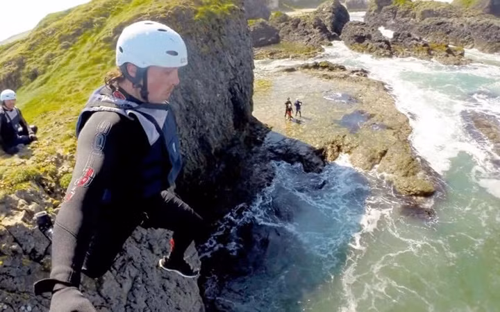 Vách đá dựng đứng cao hơn 9m bên bờ Đại Tây Dương tại Ireland là một địa điểm thu hút khách du lịch ưa mạo hiểm.