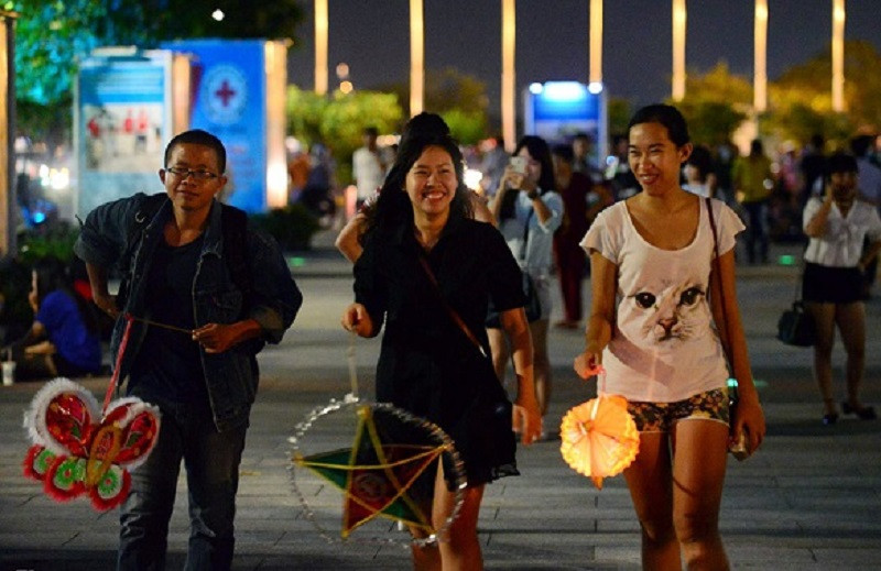 Trong đêm hội Trung thu, phố đi bộ sẽ trang trí đèn lồng rực rỡ và tổ chức nhiều hoạt động như rước đèn, múa lân, ca hát,..