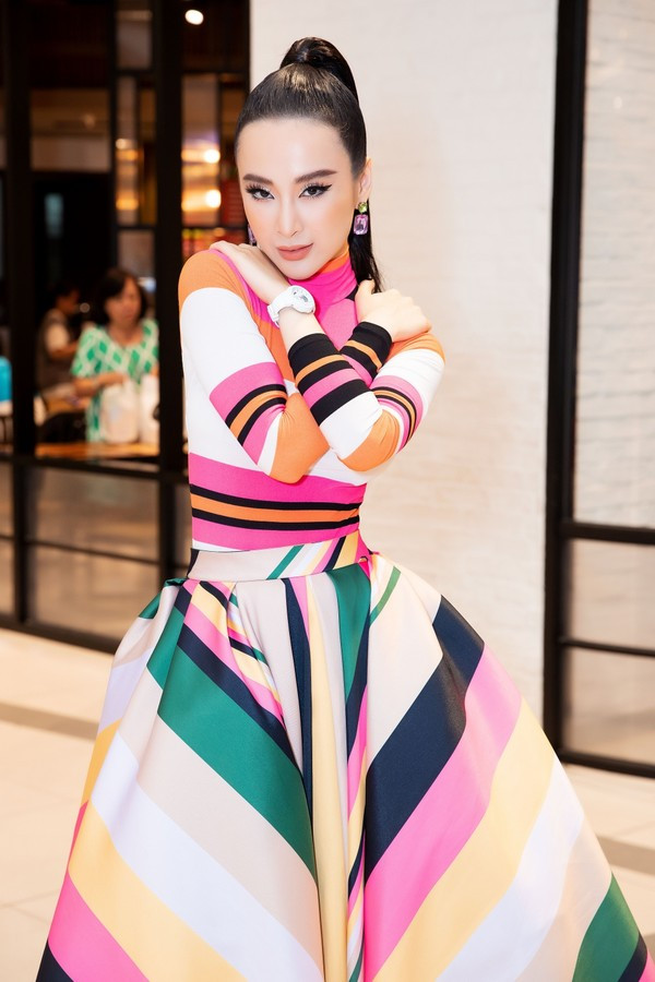 Phần tóc được búi cao và lối make-up sắc sảo là cách nữ diễn viên sinh năm 1995 biến bản thân trở nên thu hút tại sự kiện.