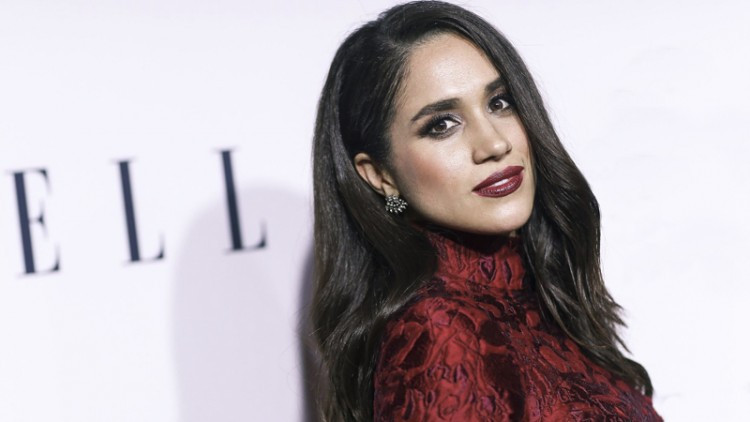 Màu đỏ rượu hay các gam màu nổi bật tăng lên nét quyến rũ cho mỹ nhân.