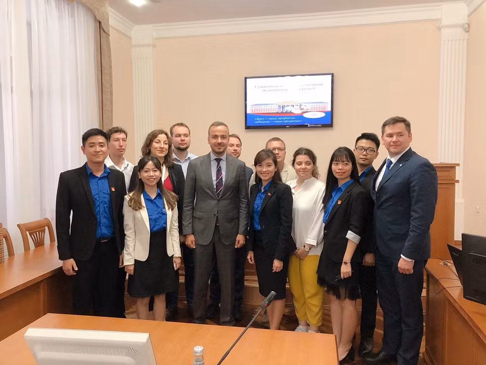 Đoàn đại biểu thanh niên Việt Nam cùng Đại diện cấp cao của Cơ quan Thanh niên Liên bang Nga chụp ảnh lưu niệm.
