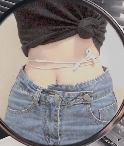 Với một số người, cách quấn không quan trọng, chỉ cần có vòng eo thon thả để khoe.