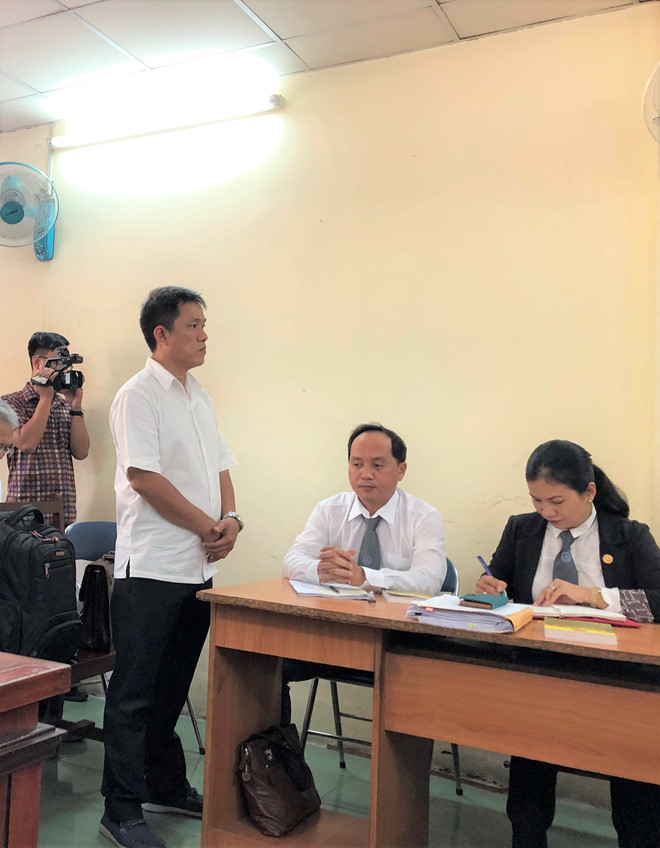 Họa sĩ Lê Linh và các luật sư (ngồi) bảo vệ quyền lợi cho ông.