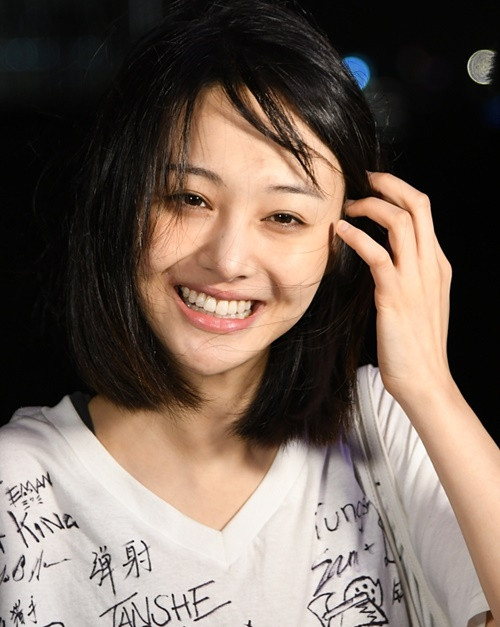 Trịnh Sảng là một trong những sao nữ có mặt mộc đẹp nhất làng giải trí Trung Quốc. Cô nàng không thích trang điểm, kể cả đi sự kiện cũng có thể để mặt mộc như thế này.