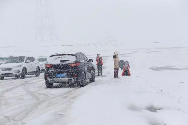 Nhiều du khách đi qua đoạn đường này cũng dừng lại để chụp ảnh.&nbsp;Mọi người đều tỏ ra rất thích thú và ngạc nhiên khi tuyết rơi vào tháng 7.