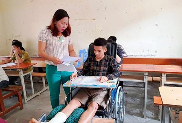 Trong phòng thi, Mạnh được ưu tiên một vị trí thích hợp để làm bài.