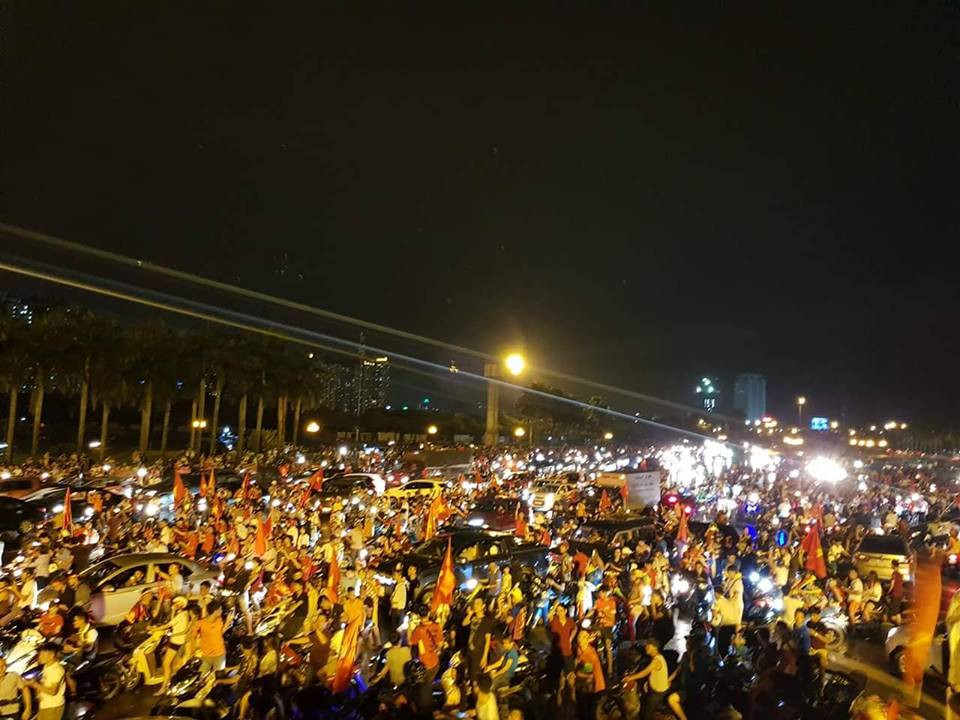 Khu vực sân vận động Mỹ Đình đông "nghẹt thở", mọi người cùng hòa mình tận hưởng niềm vui chiến thắng (Ảnh: Hoàng Hải).