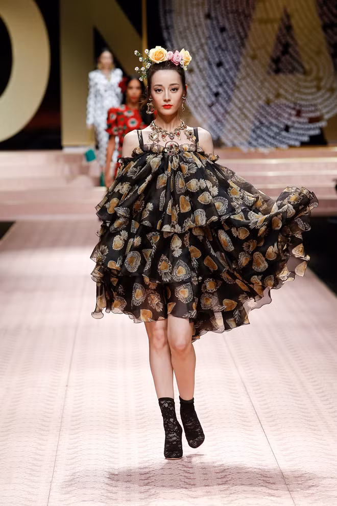Nhiệt Ba đã hai lần làm người mẫu trên sàn diễn của D & G