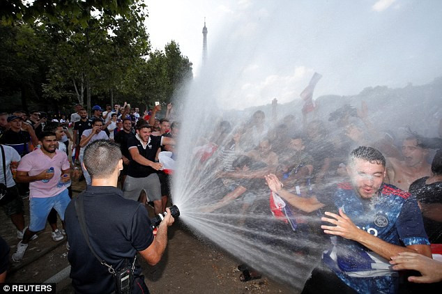 Cảnh sát đã phải dùng các biện pháp an minh với cổ động viên Pháp.