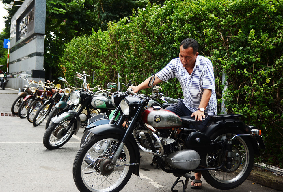 Ông Giang là một người khá "khó tính" trong giới chơi xe cổ. Ảnh: HOÀI NHÂN.