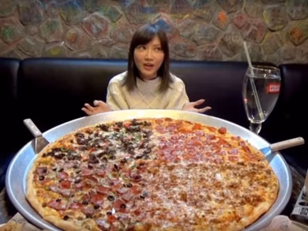 Kinoshita chẳng ngại một cái pizza thế này (và nhiều hơn nữa).