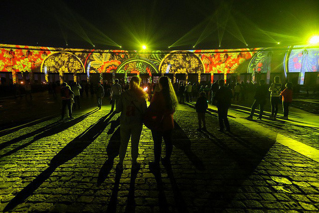 Các câu chuyện được kể lại bằng ánh sáng dựa trên các công trình có sẵn.