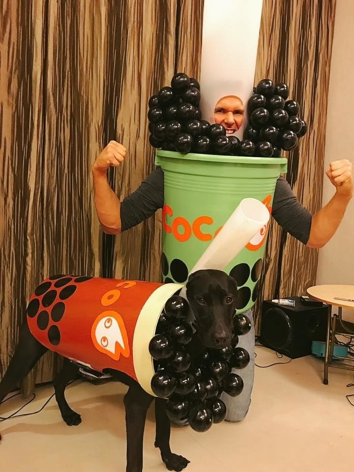 Boss và sen cùng hóa thân làm trà sữa, bạn muốn chọn ly đỏ hay ly xanh?